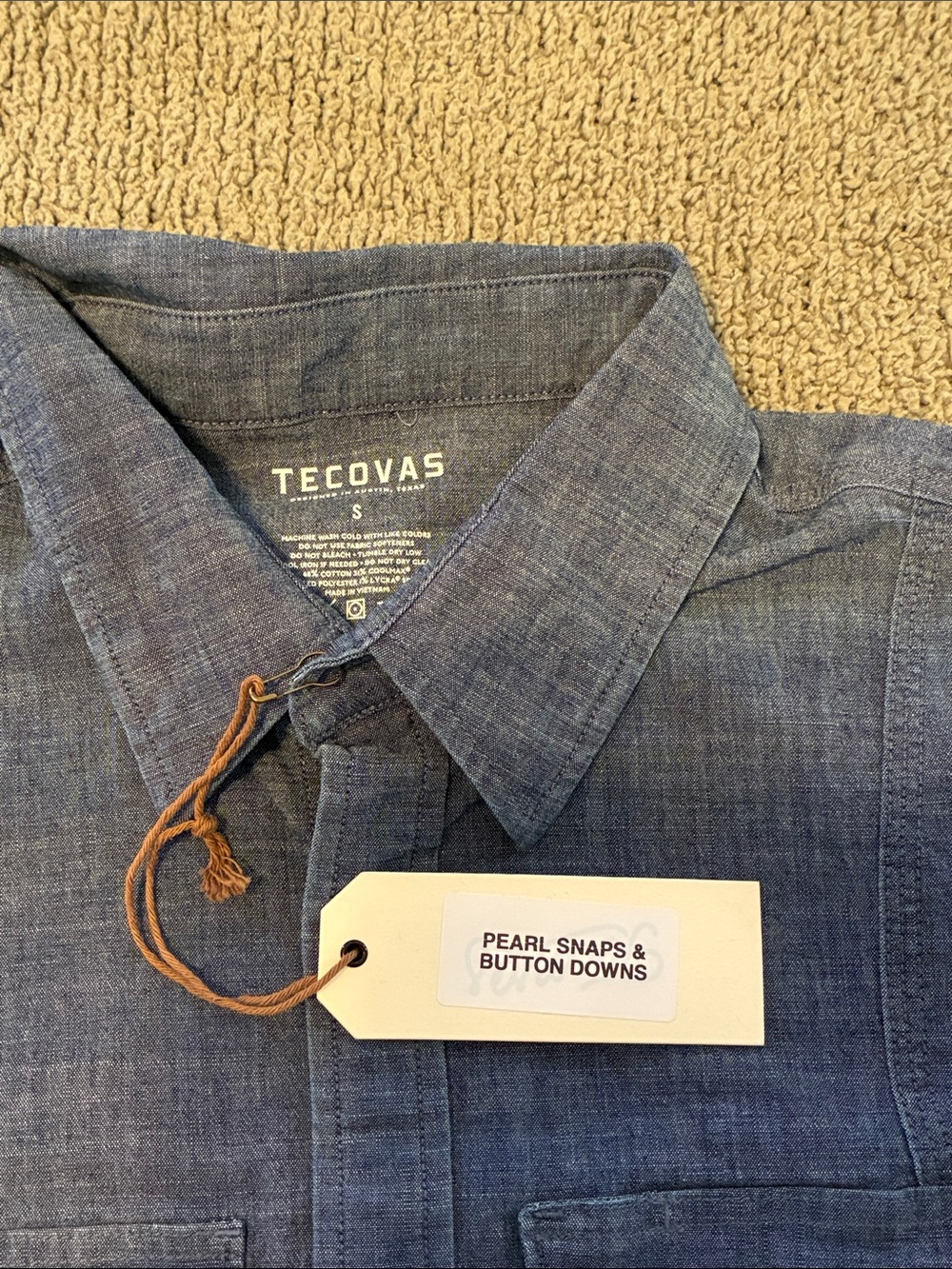 BRAND NEW: Tecovas Chambray Button-Down Shirt in Denim Blue - Picture 2 of 2